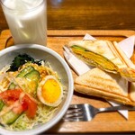 伊藤珈琲店 - 料理写真:珍しくアイスミルクをチョイス
なんかサラダも美味しかったんだよなぁ