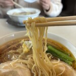 麺の風 祥気 - スープがよく絡む中細麺。