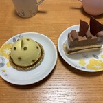 パティスリー ショコラトリー オーディネール - 左　ピスターシュ、右　オセロ