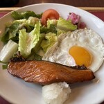 ロイヤルホスト - メインのお皿はサラダ・銀鮭・フライドエッグ・焼のりのお皿になってました。