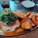 カールヴァーン ブルワリー＆レストラン  - アラビアン、ラムバーガー