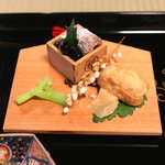 瓢亭 - 先付　（お稲荷さん、揚げ稲穂、黒豆、〆鰯（おから）、ちしゃとう）　(2015/01)