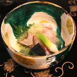 瓢亭 - 昆布〆の鯛に割下で溶いた山葵を入れて　(2015/01)