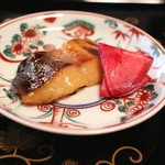 瓢亭 - 焼物　（真名鰹の幽庵焼 と 赤蕪の千枚漬）　(2015/01)