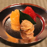 瓢亭 - 水物　（苺 と せとか（蜜柑）、プティ シュークリーム（洋梨のコンポートと鼈甲生姜）　(2015/01)