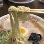 光屋 - 麺のリフト。この細麺の茹で加減が絶妙です(^^)