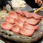 赤坂 らいもん - ラッコ達のお皿。手前の牛タンがお魚のウロコに見えてしまう、グフッ\(//∇//)\