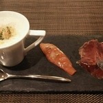 エリタージュ - カリフラワーのスープ、サーモン、イベリコ豚の生ハム