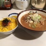 すみれ - ラー博は俺の社員食堂。  平日限定、味噌ラーメソランチ！  今日はすみれ明太子ごはんを選択。やっぱり冬は火傷しそうなほどアツアツの味噌ラーメソですね☆  