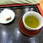 Kuradukuri Hompo - 待っている間に出してもらえたお茶と和菓子。