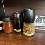 麺乃はる - 卓上調味料類