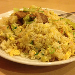 台湾料理 百味鮮 - 2015.2.3  レタス叉焼チャーハン☆  チャーハン類は、2人前くらいの量が出てきますw