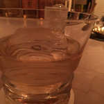 バカラのグラスが酒を引き立たせる