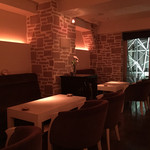 バー・アドニス - 後ろにはテーブル席も