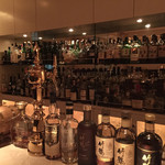 バー・アドニス - カウンターとバックバー