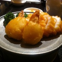 廣東料理 民生 ヒルトンプラザウエスト店 - イカの天ぷら
                わたり蟹の天ぷら