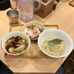 中村麺三郎商店  - 【限定】Premiumチャーシュー醤油つけ麺¥2600、海老ワンタン¥300