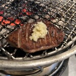 焼肉バズーカF - バズーカタン塩のニンニク乗せ