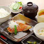 Sumisen - ランチの煮魚定食も大好評♪ (※土曜日・祝日は除く)