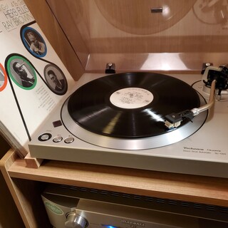 店内は古いジャズレコードが流れる。