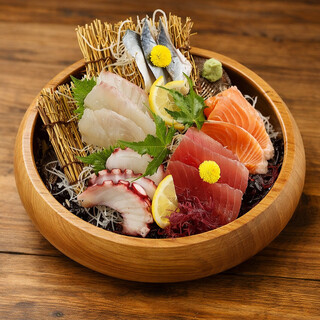 毎日仕入れる鮮魚の贅沢刺身盛り合わせは絶品です◎