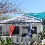 イラヨイ - 外観。雪塩ミュージアムと西の浜ね間に有るラブリーな建物です。朝8時から開いています。