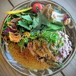 イラヨイ - 「牡蠣と菜の花のカレー」まろやかでスパイス感あるアジアンカレー。牡蠣プリプリ、ちょっとほろ苦い菜の花も食べ応えが有り。ご飯は雑穀米です。