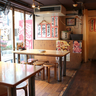 【ご友人との飲み会に】会話を楽しみながら過ごせる居心地の良いテーブル席