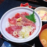 魚屋の台所 下の一色 - まかない丼のアップです。この日は初ガツオでした