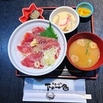 魚屋の台所 下の一色 - まかない丼の全容です