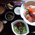 旬彩美酒　小町庭 - ランチ　鮭・いくら丼＠１０００円