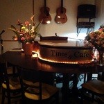 Time's Cafe - ゴールドのピアノ！  普段はピアノの弾き語りで演奏が聴けます。