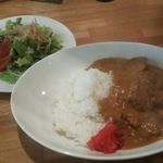お芋のカレーライス（サラダ付で864円）が絶品