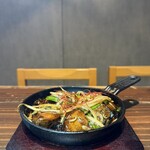 炉端とおでん 呼炉凪来 - 鉄板レバニラ焼き