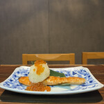 炉端とおでん 呼炉凪来 - 銀鮭のいくらおろしがけ