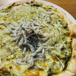 Cafe de Brique - 釜上げしらすと玉ねぎのジェノベーゼピザ