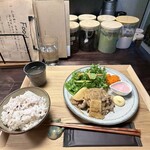 食と器 いその食器店 - 季節のプレート（1,200円）
メインは「たけのこと豚肩ロースの生姜焼き 〜醤油麹仕立て〜」サラダとミニスープ付き