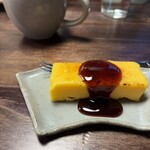 食と器 いその食器店 - カタラーナ（セット価格350円）➕ ダージリンティー（ホット：セット価格550円）
カタラーナの自家製カラメルが、エスプレッソの味がしっかりした味でとにかく絶品(*ˊᵕˋ*)