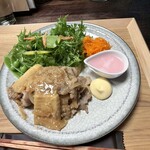 食と器 いその食器店 - ドレッシングは、最初見た時「ビーツかな？」と思ったの　ですが、実は赤玉ねぎによるもの。わさび菜の爽やかな風味によく合っていました。旬なさくら海老、そら豆やスナップエンドウも美味しかった♪