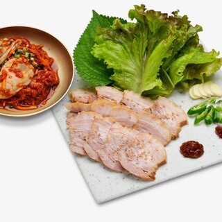 新鮮な牡蠣と国産豚バラ肉のボッサム、韓国お酒と会う一品
