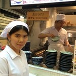 MARUGAME SEIMEN - リーダー格さんとフロア小町さん、撮影? ちょっと待ってくださいね、はーいどうぞ。