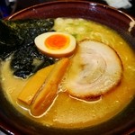 Koumen - 自慢の熟成豚骨スープは濃厚な豚骨醤油で熱々
