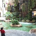 MARUGAME SEIMEN - モール内の見せ場、人工の滝。