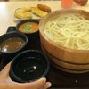 MARUGAME SEIMEN - 料理写真:釜揚げ三昧うどん129ﾊﾞｰﾂ、大もり35ﾊﾞｰﾂ追加。フロア小町さんの手です。てんぷらは友人注文。