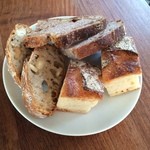 まちのパーラー - サルシッチャセットのパン
