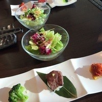 天空焼肉 星遊山 - 前菜(キムチーズ、和牛のカルパッチョ、旬のナムル)、サラダ