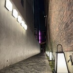 焼鳥 サイヒ - 入口、他の店舗と同じ入口の通路です