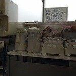 文江食堂 - 水，お茶はセルフ。子供用の食器もあります。