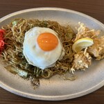 もみの木 - から揚げ焼きそば　　　　825円（目玉焼きトッピング）99円