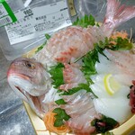 ヤオコー - 料理写真:天然魚姿造り盛り合わせが30%OFFになってたので衝動買いしました!
鯛・メバル・イカが入ってこの価格は目茶苦茶お得です♪